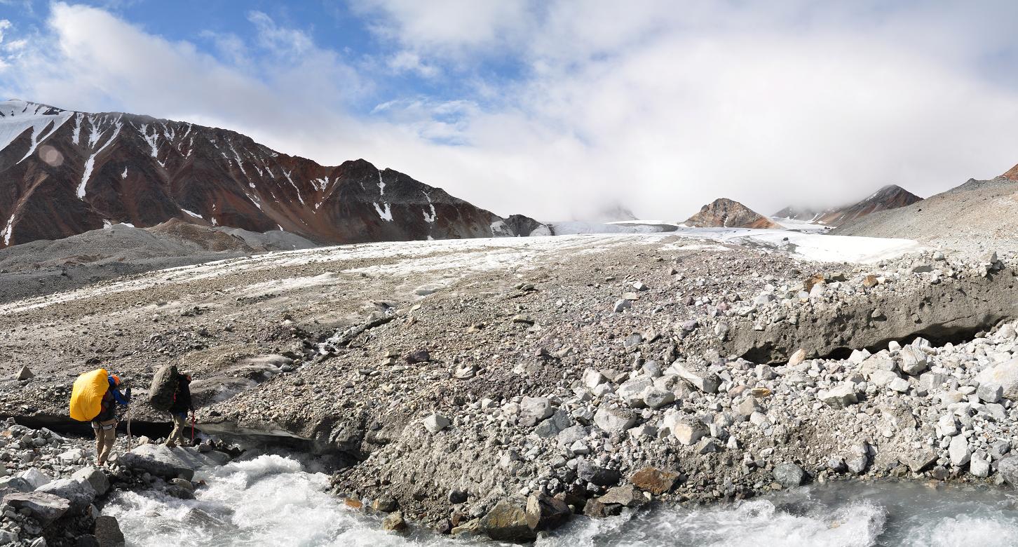 В облаках видна северная сторона пика Кулаковского