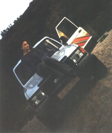 внедорожник Исузу и девушка на осеннем пляже