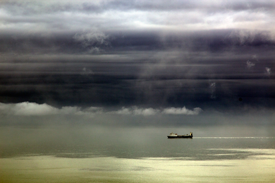 Плывёт корабль