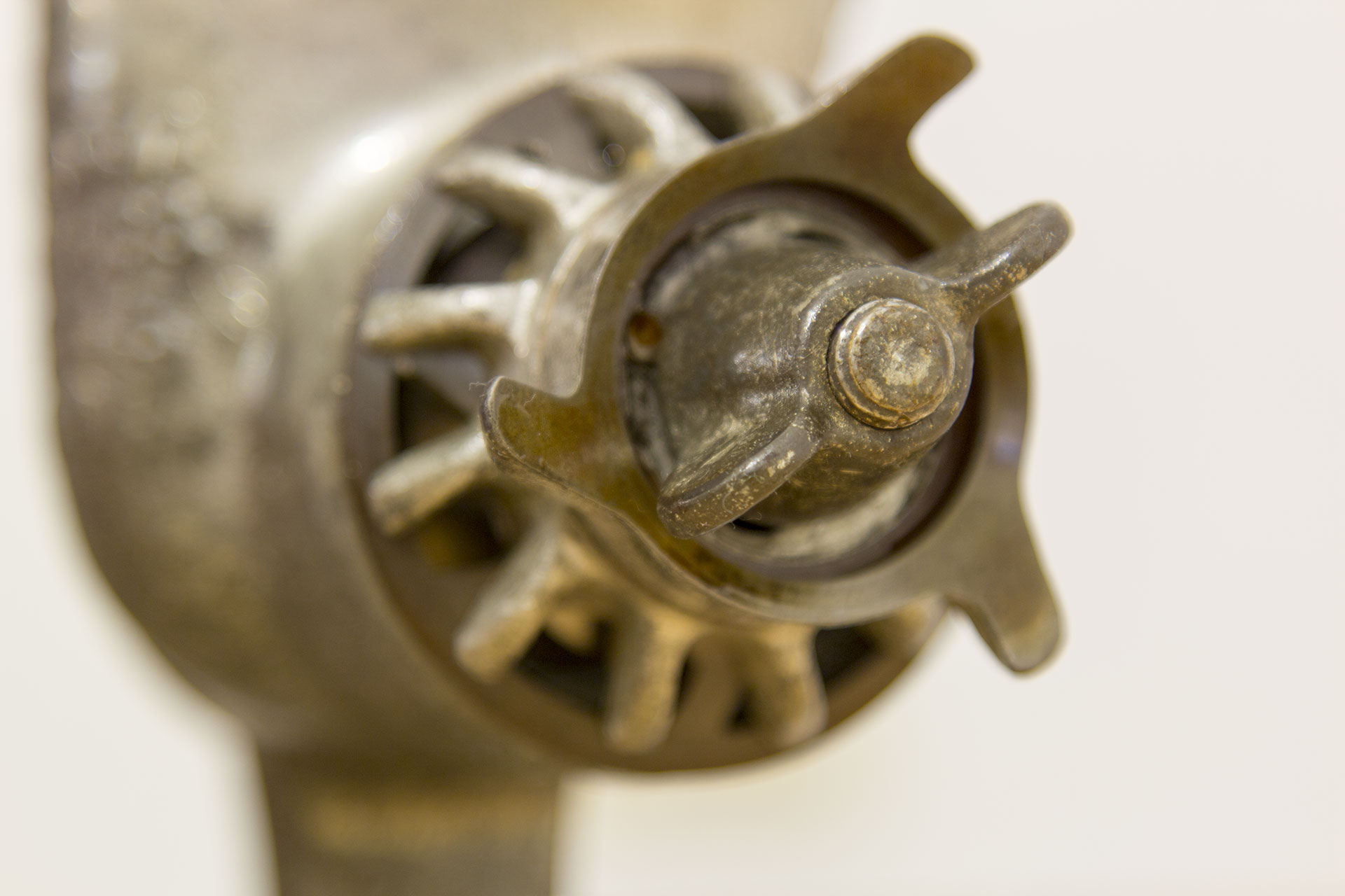 винт крепления ножей мясорубки