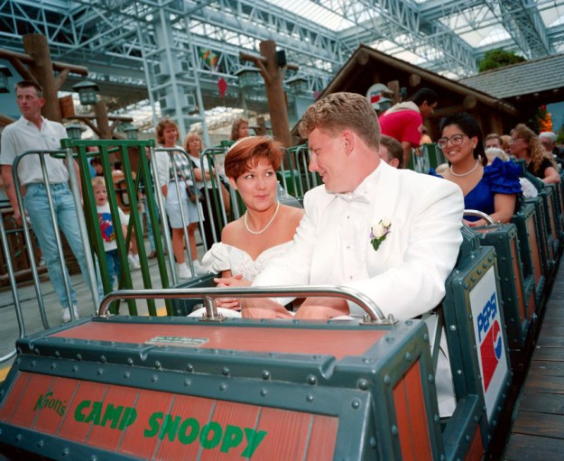 USA. Mineapolis. Shopping mall. Newly wed couple. 1994.