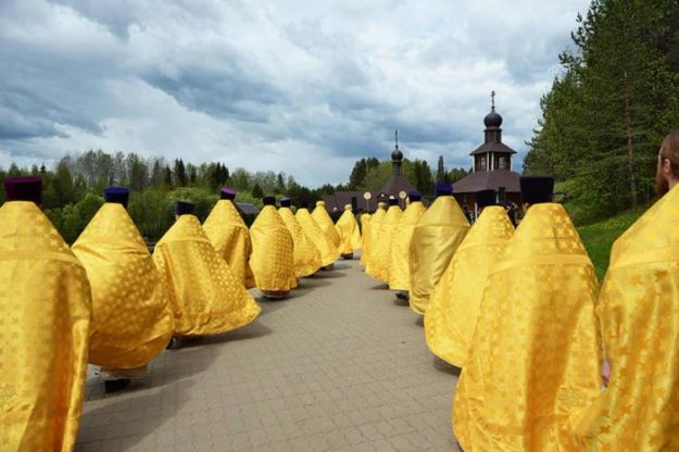 Христос нес крест на спине