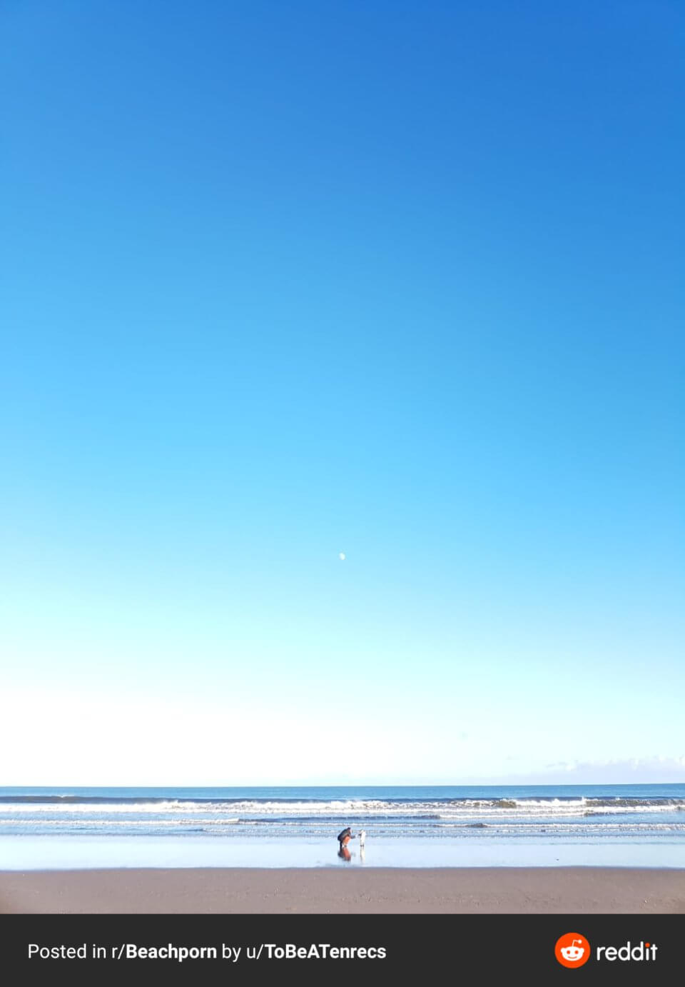 На побережье